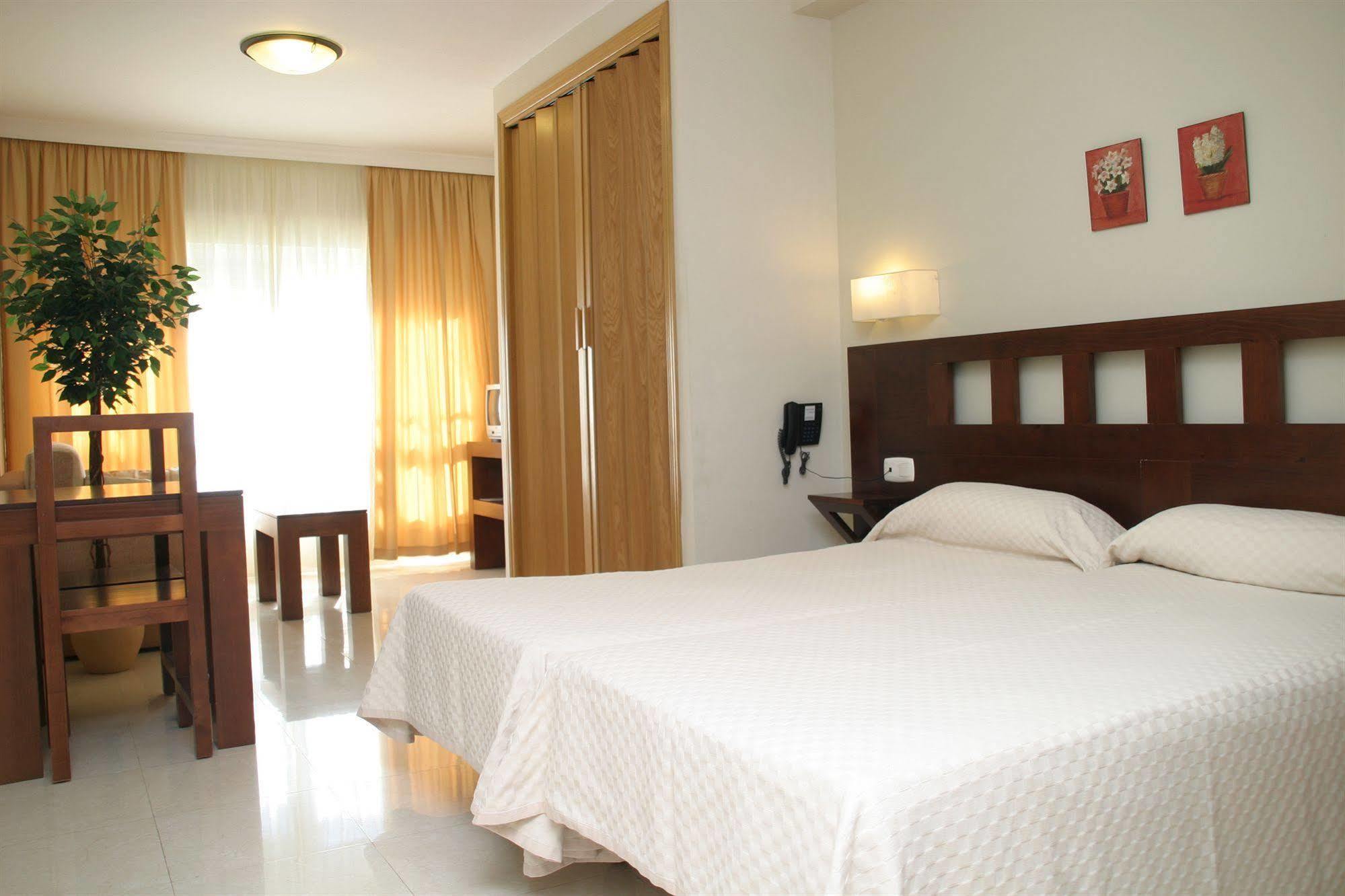 Apartamentos Turisticos Anoreta Rincón de la Victoria Εξωτερικό φωτογραφία